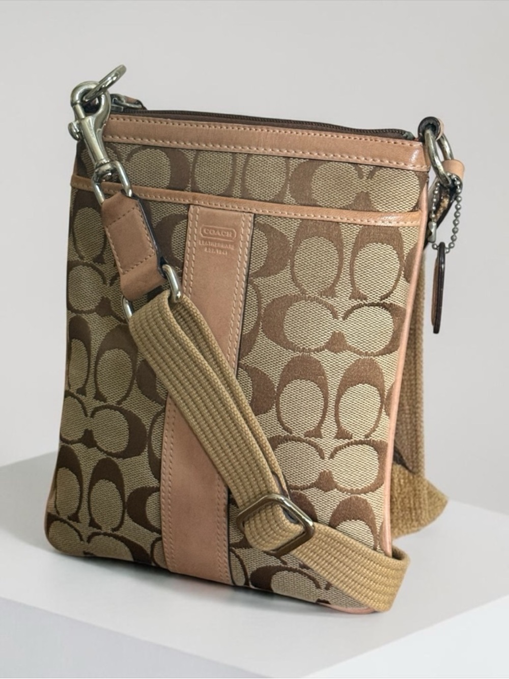 Authentic Coach Signature Canvas Crossbody Bag in Khaki/Tan - Picture 2 of 12
